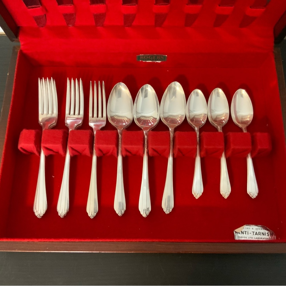 W. M. Roger’s Silverplate Flatware Set in Display Case - Picture 2 of 15